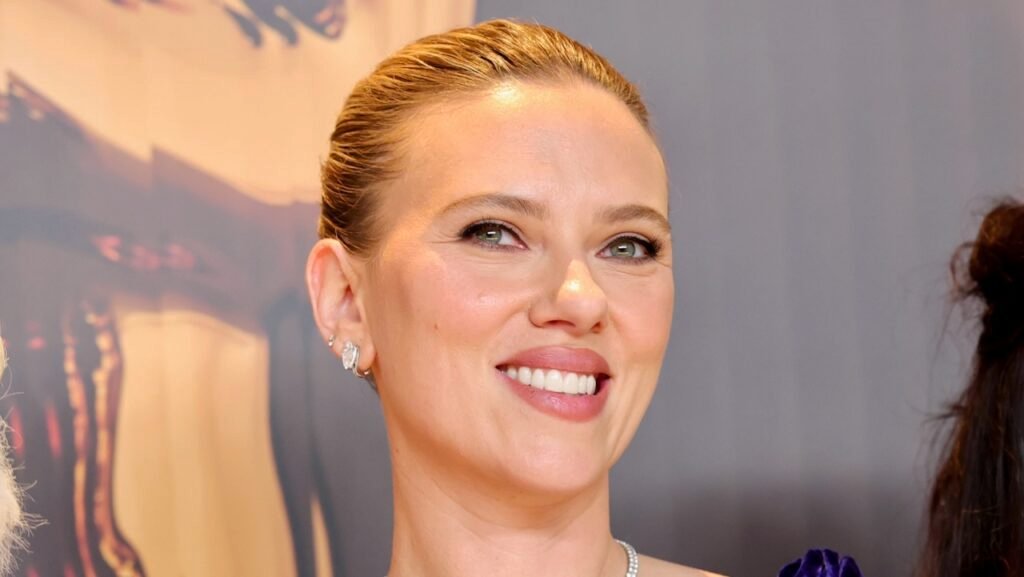 Scarlett Johannson Explains Why She Doesn’t Take Fan Photos: “I’m Not Working”