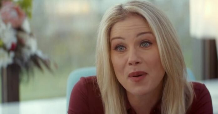 Christina Applegate Cries While Announcing Death of Her Father